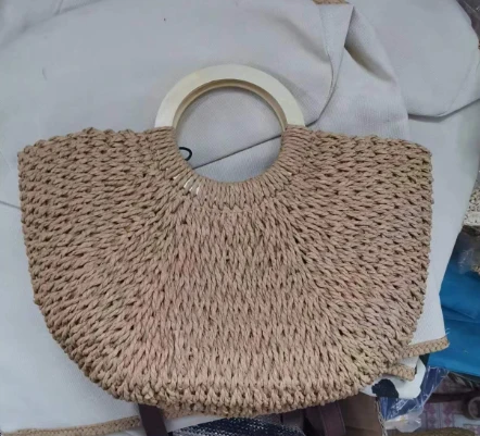 Papieren geweven strandtas met houten handvatten