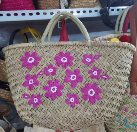 Natuurlijke strozak met bloemen -overtuigend