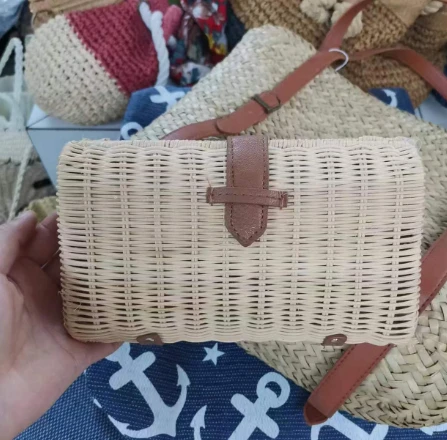Kleine rotan handgeweven avondtasje