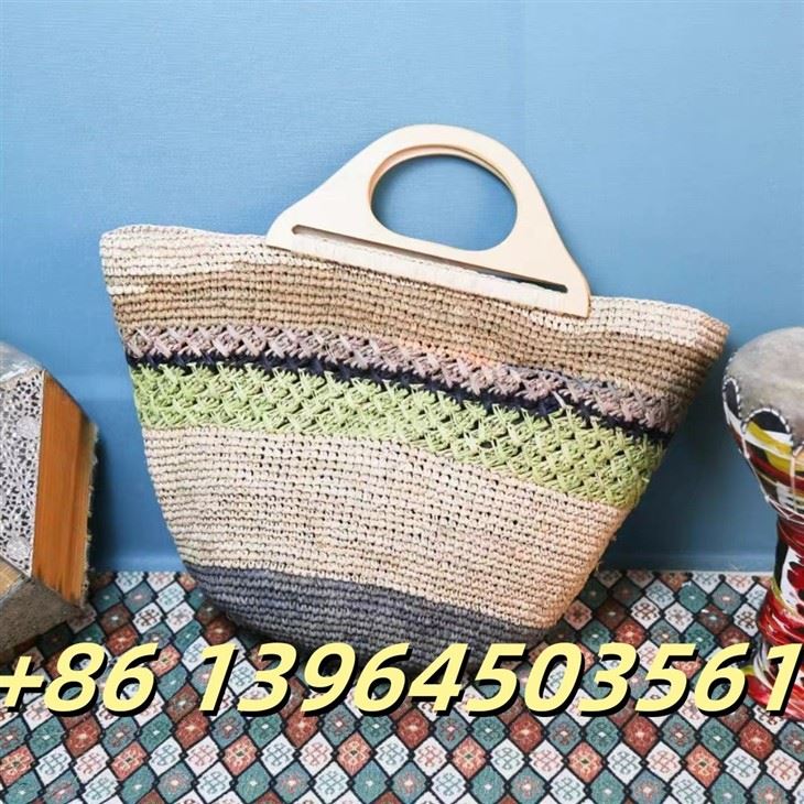 Raffia handtas met houten handgrepen