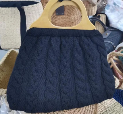 Wollen zwarte dameshandtas met houten handvatten