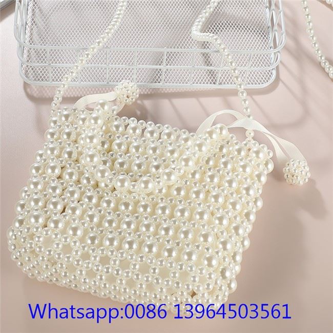Handgemaakte tas met witte parels