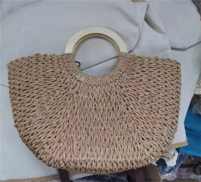Papieren geweven strandtas met houten handvatten