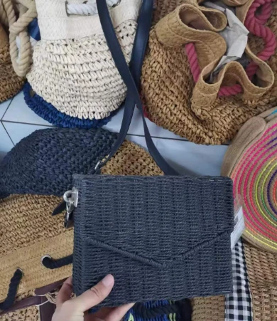 Papieren handgeweven crossbodytas met ijzeren frame