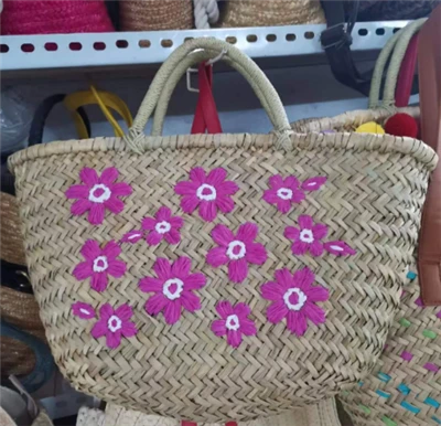 Natuurlijke strozak met bloemen -overtuigend