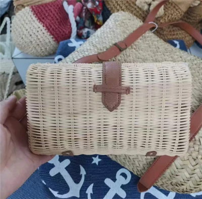 Kleine rotan handgeweven avondtasje