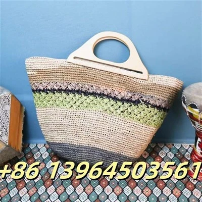 Raffia handtas met houten handgrepen