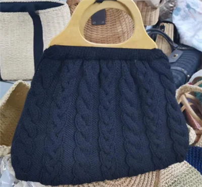 Wollen zwarte dameshandtas met houten handvatten